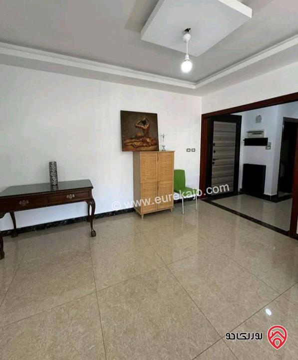 شقة فارغة طابق ثالث مع روف مساحة 260م للايجار في عمان - الرابية  