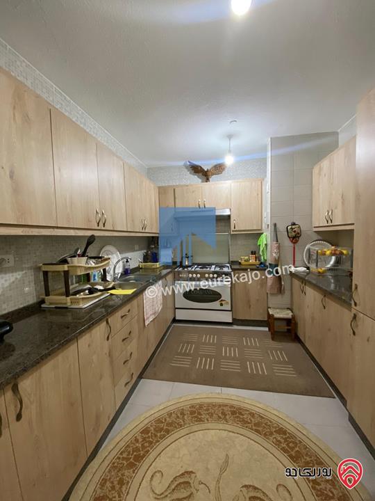 شقة مميزة شبه أرضية مساحة 100م مع حديقة وترسات 200م للبيع في عمان - أم السماق الشمالي