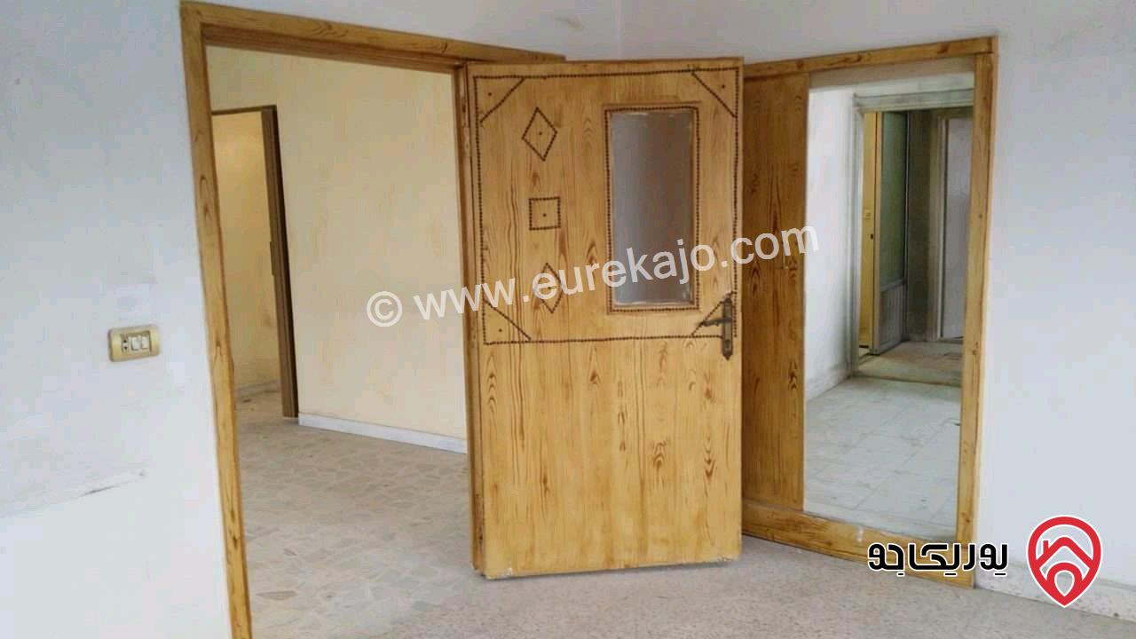 شقة طابق ثالث مع روف مساحة 89م للبيع في الزرقاء شارع السعادة