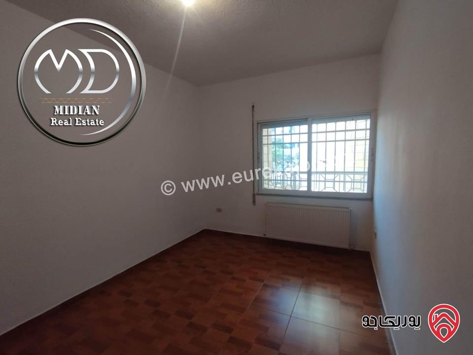 شقة للبيع في عمان - ام السماق طابق اول مساحة 215م 4 نوم تشطيبات سوبر ديلوكس اطلالة جميلة بسعر مميز جداً