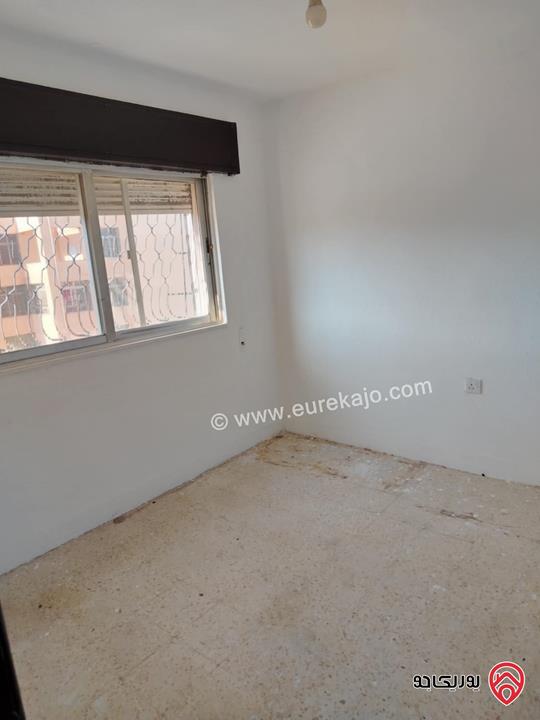 شقة طابق ثاني فني مساحة 60م للايجار في اربد بجانب كلية بنات اربد غرفتين نوم وصالة ومطبخ وحمام