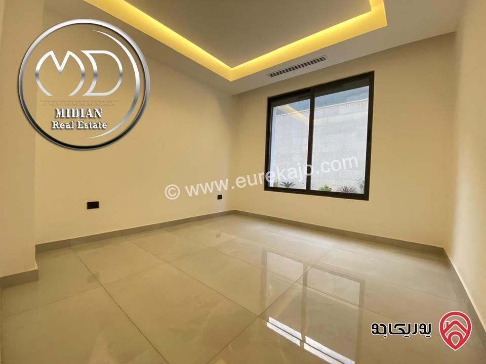 شقة شبه ارضي جديدة للبيع في عمان - جبل عمان مساحة 240م مع ترس و حديقة 200م تشطيبات ديكورات عصرية فاخرة بسعر مميز