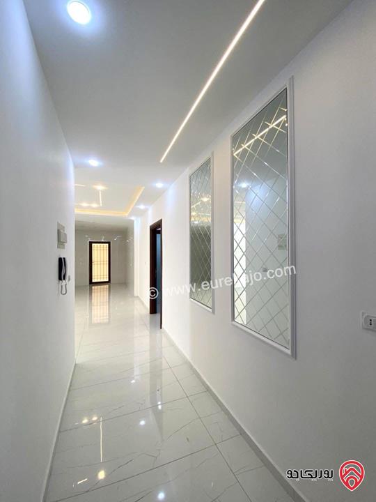 شقة ارضية مساحة 212م داخلي و 200م خارجي للبيع في عمان - ابو علندا اسكان الكهرباء 