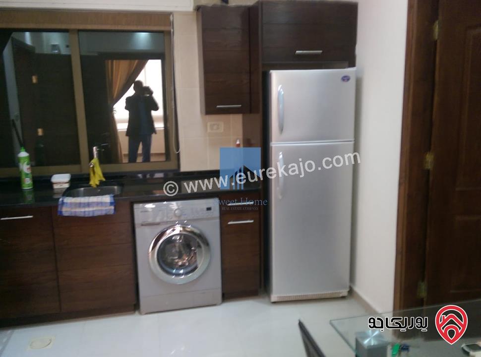 شقة مفروشة فاخرة طابق ثالث 145م مع روف 85م للبيع في عمان - عبدون 