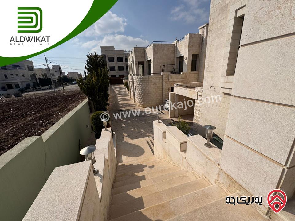 فيلا مساحة الارض 1600م ومساحة البناء 1100م مساحة الحديقة 400م للبيع في السلط - منطقة السرو 