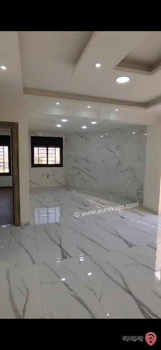 شقة ارضية مساحة 215م داخلي و 40م خارجي للبيع في عمان - الجبيهة 