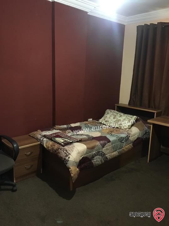 شقة طابق أول مساحة 80م مفروشة للبيع في اربد شارع الجامعة 