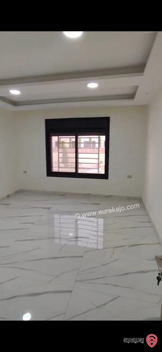 شقة ارضية مساحة 215م داخلي و 40م خارجي للبيع في عمان - الجبيهة 