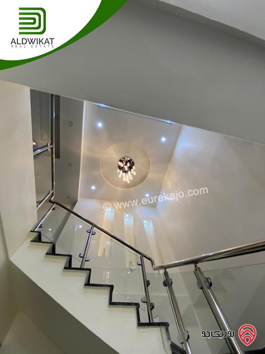 فيلا مستقلة للبيع في عمان - على طريق المطار / الغباشية مساحة البناء 1000م ومساحة الارض 1240م موقع مميز على شارعين