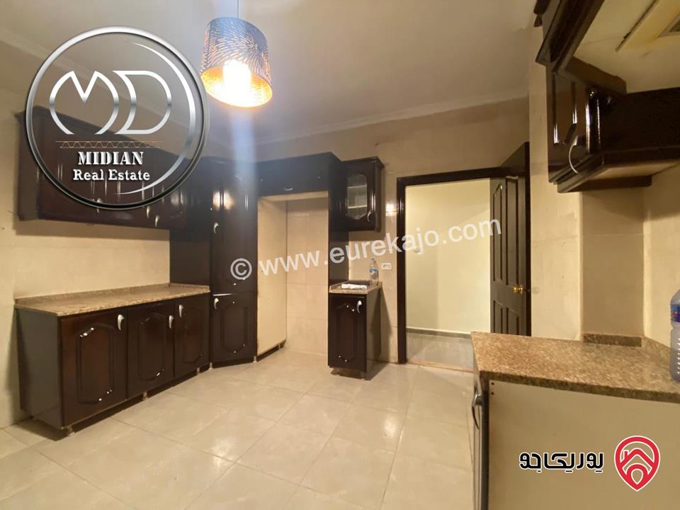 شقة للبيع في عمان - أجمل مواقع الجاردنز طابق ثاني مساحة 220م 4 نوم تشطيبات و ديكورات سوبر ديلوكس بسعر مميز جداً