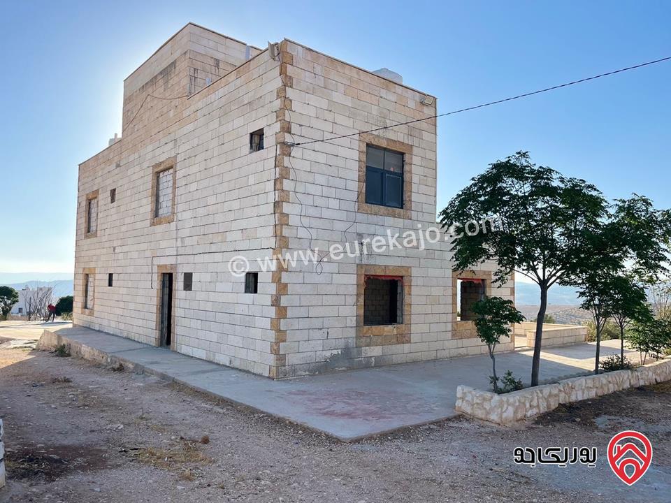 مزرعة مساحة الأرض 8 دونم و 856م والبناء 290م للبيع فوق أعلى القمم في المفرق تفوق الخيال لمحبين المناطق المرتفعة بين جرش والمفرق 