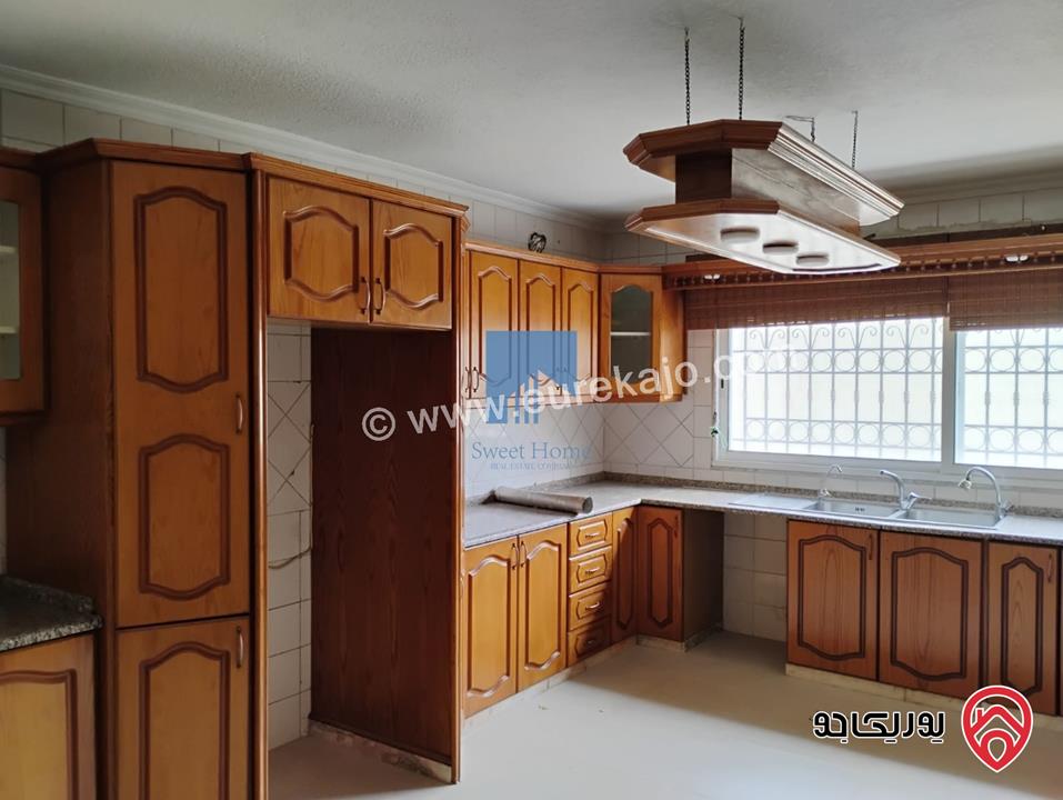 شقة أرضية مساحة 225م مع حديقة وترسات 100م تشطيب سوبر ديلوكس للبيع في عمان - خلدا