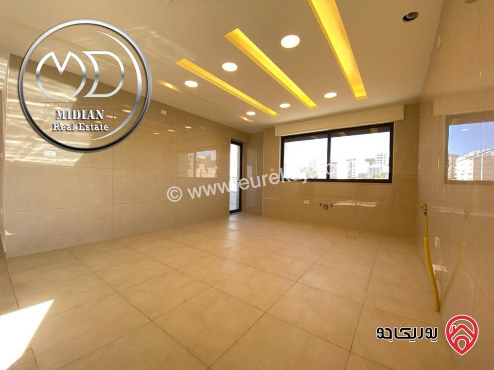 شقة جديدة مساحة 220م تشطيبات و ديكورات فاخرة اطلالة جميلة بسعر مميز للبيع في عمان - خلدا