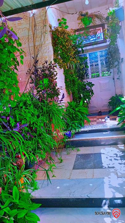 بيت مستقل مساحة 320م على أرض 508م للبيع في عمان - العلكومية حي الاندلس الشارع المؤدي الي طريق المطار والمقابلين