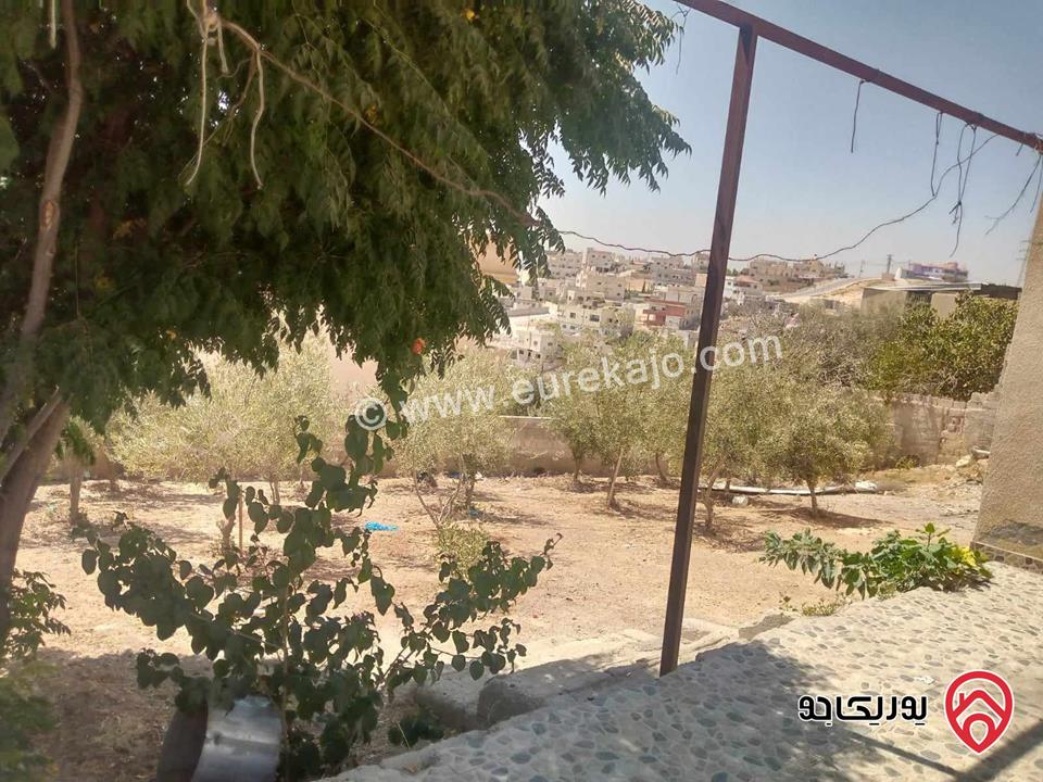 منزل مساحة 300م على أرض 700م للبيع في الرصيفة