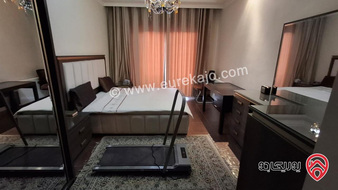 شقة فاخرة مفروشة طابق أخير مع روف مساحة 300م للايجار في عمان - الرابية