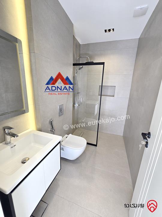 رووف مفروش مساحة 70م مع تراس مطل للإيجار السنوي في عمان - الصويفية