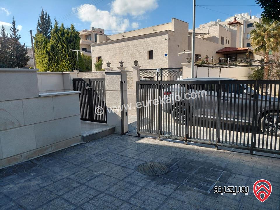 شقة ارضية مساحة 250م داخلي و 230م خارجي للبيع مفروشة في عمان - ام السماق 