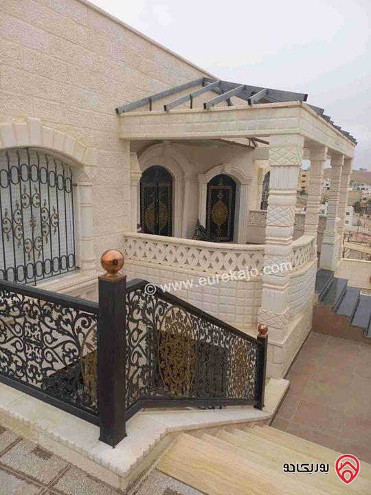 منزل مكون من طابقين مساحة 498م على أرض 500م للبيع في الزرقاء 