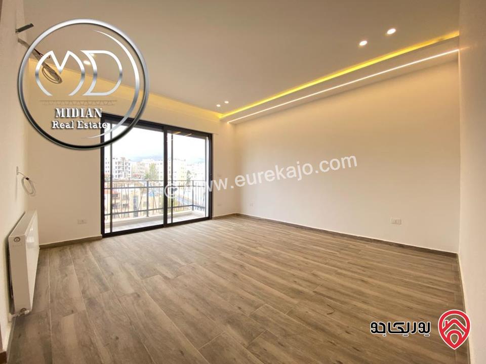 شقة شبه ارضي جديدة للبيع في عمان - الجندويل مساحة 180م مع ترس و حديقة 100م تشطيبات و ديكورات فاخرة بسعر مميز جداً