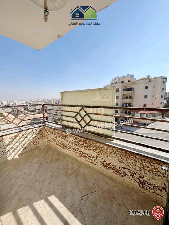 شقة طابق ثاني مع مصعد مساحة 150م للبيع في الزرقاء الجديدة بالقرب من مسجد بادي