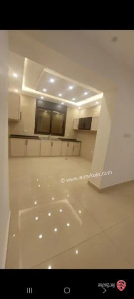 شقة أرضية مساحة 160م داخلي و 30م خارجي للإيجار في عمان - المدينة الرياضية 