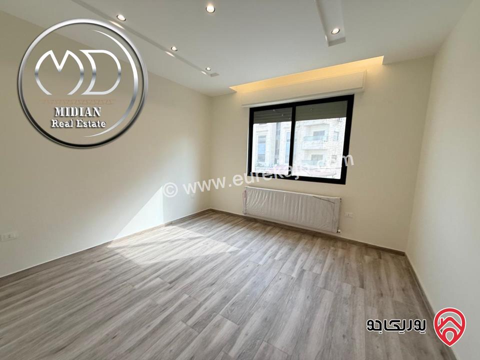 شقق شبه أرضي للبيع في عمان - حي الصحابة مساحات 220م & 240م مع تراسات و حدائق تشطيبات ديكورات فاخرة جديدة لم تسكن