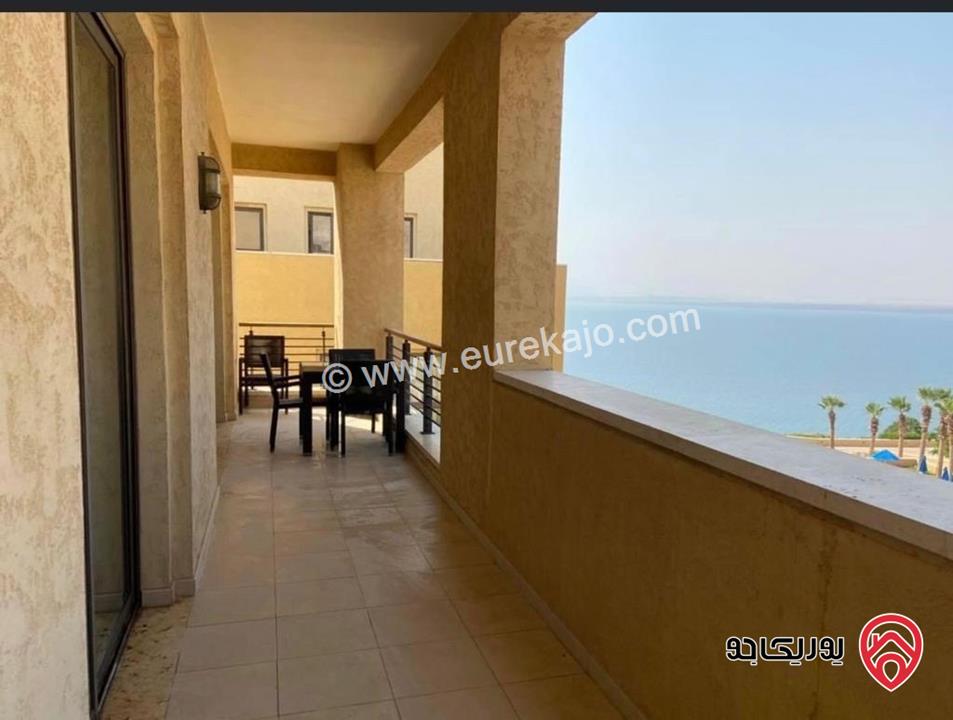 شقة مميزة مفروشة فرش كامل مساحة 155م مع اطلالة خلابة على البرك والبحر للبيع داخل منتجع سمارة البحر الميت