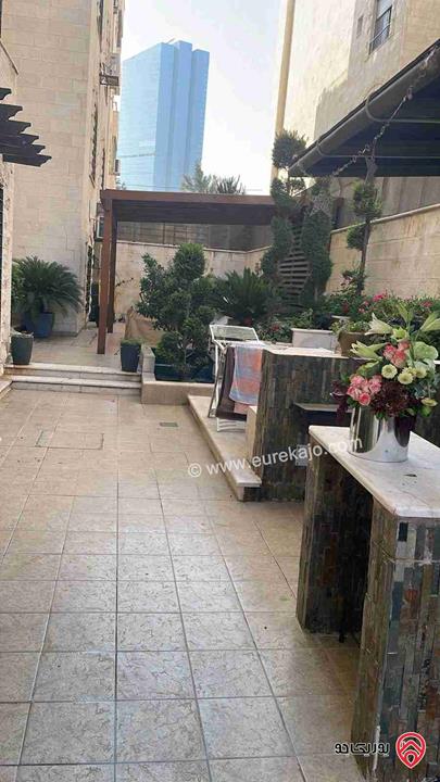 شقة ارضية طابقية مساحة 300م حديقة وتراسات 350م للبيع في عمان - أم أذينة