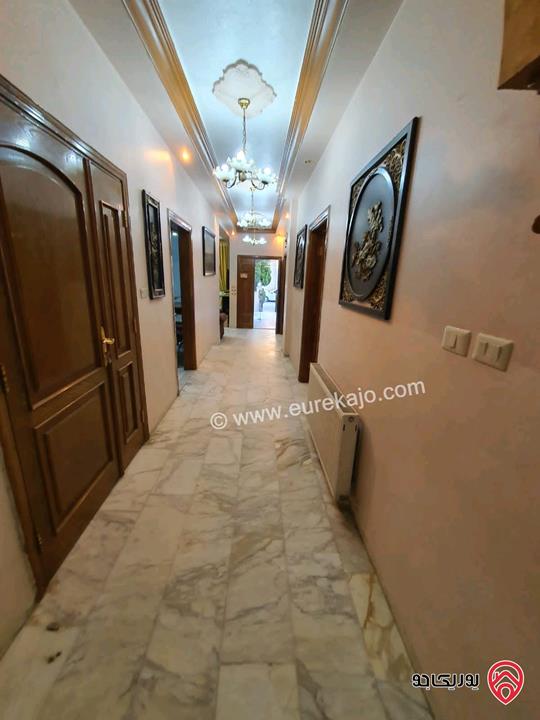 فيلا مساحة الارض 750م والبناء 850م طابقين وروف للبيع في عمان - دابوق حي الرحمانية