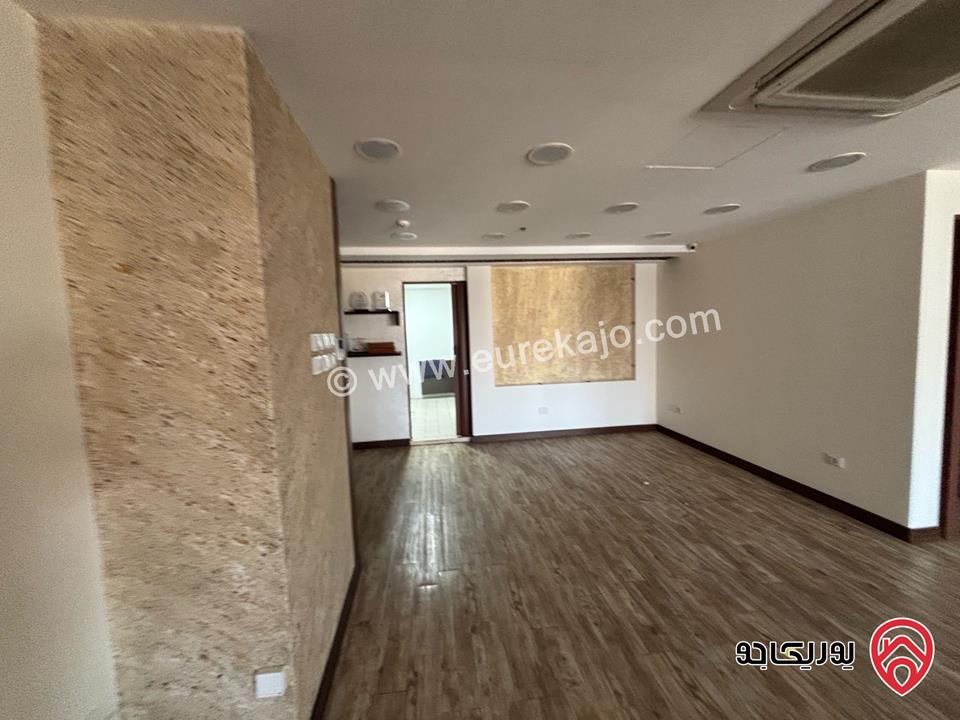 مكتب مميز مساحة 102م للايجار او للبيع في عمان - السابع منطقة حيوية جدا جاهز للاستعمال ديكور كامل