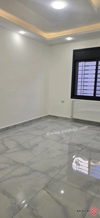 شقة أرضية مساحة 170م داخلي و 140م خارجي للبيع في عمان - الجبيهة 