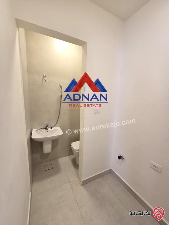 شقة أرضية مساحة 175م مع تراسات واسعة 200م و كراج ومدخل خاص للبيع في عمان - الرابية