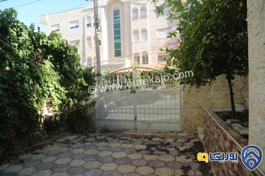فيلا متلاصقة طابقية مساحة الأرض 400 متر مربع ومساحة البناء 320 متر مربع للبيع في الجبيهة - حي أم زويتينة 