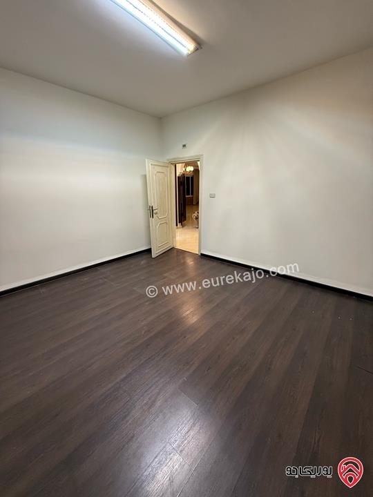 شقة مساحة 170م طابق ثاني مع مصعد عمارة هادئة عائلات للإيجار  في عمان - دير غبار