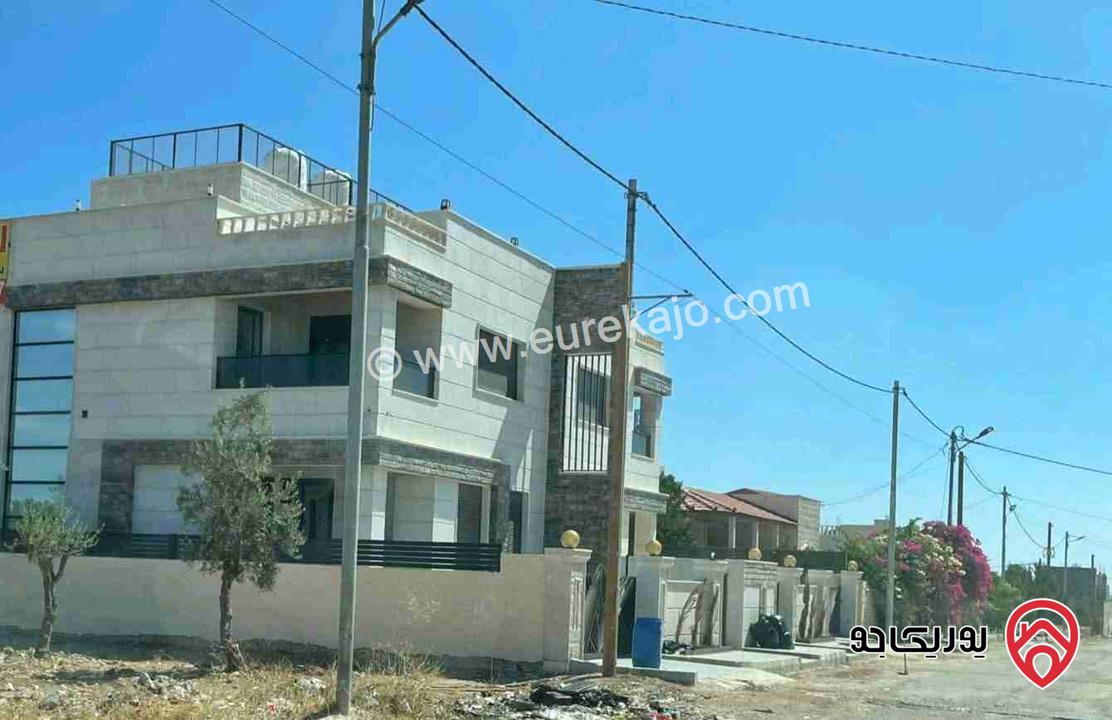 فلل متلاصقة عدد 2 مساحة كل فيلا 400م للبيع في اربد شرق صالة السفير 