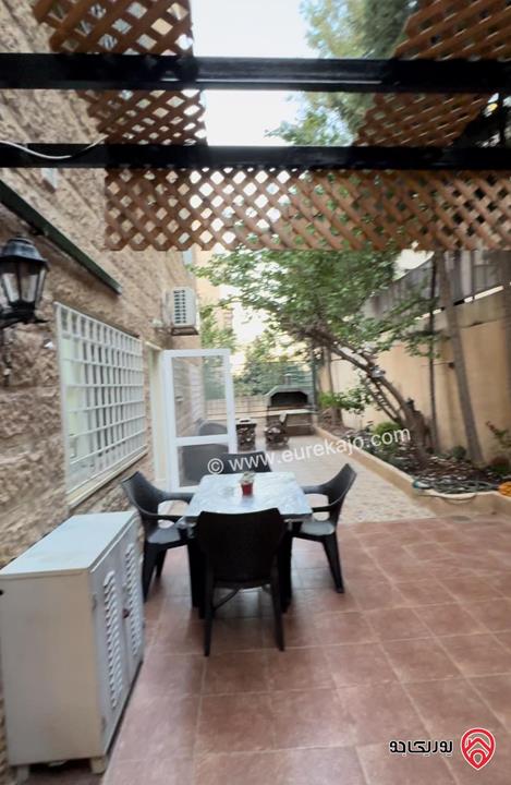 شقة مفروشة أرضية مفروشة مساحة 140م داخلي و 130م خارجي للايجار في عمان - عبدون