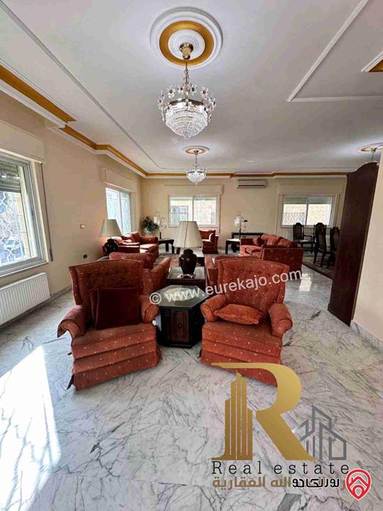 شقة طابقية مساحة 310م طابق أول للبيع في عمان - ام اذينة