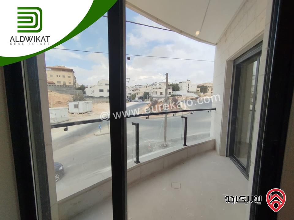 شقة للبيع في عمان - دابوق طابق ارضي مساحة البناء 190م ومساحة الترس 50م