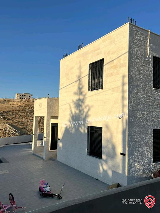 منزل مستقل بناء جديد طابقين مساحة 330م على أرض 521م للبيع شمال عمان شارع الاردن صافوط