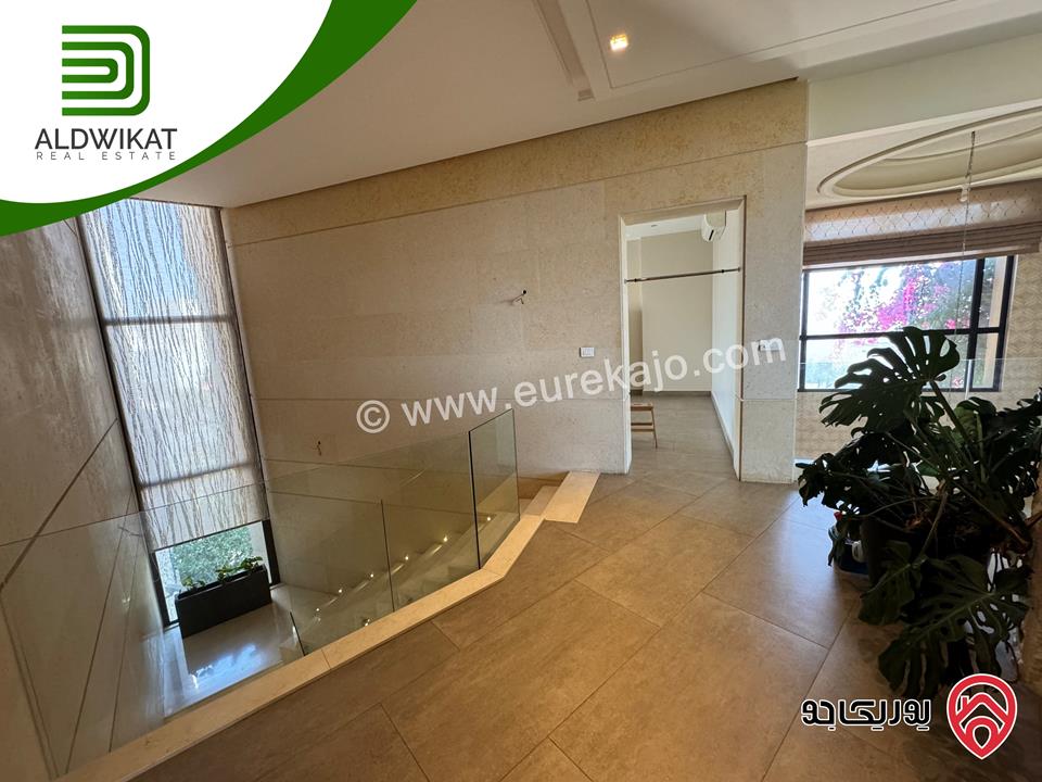 فيلا مستقلة للبيع في عمان - بدر الجديدة مساحة الارض 985م ومساحة البناء 1200م ومساحة الحديقة 400م ومساحة الترس 200م ذات موقع واطلالة مميزة