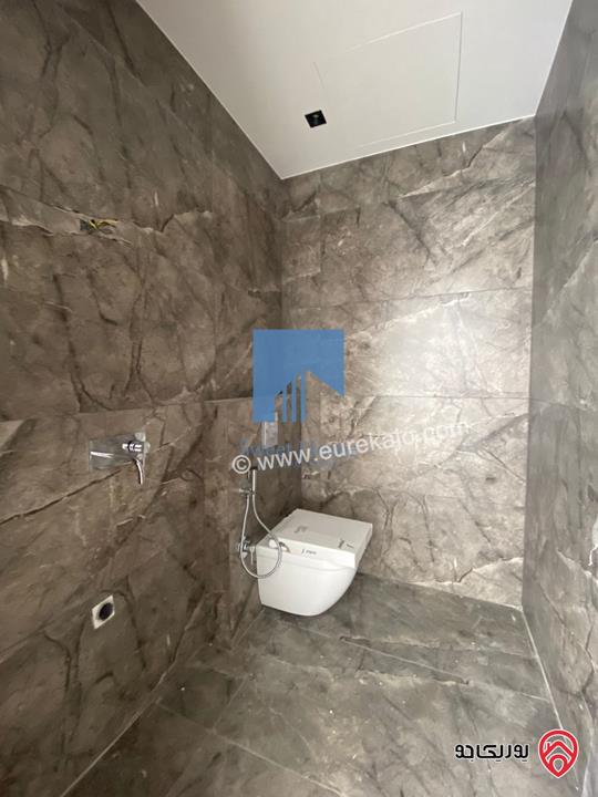 شقة طابقية طابق ثاني 306م تشطيب سوبر ديلوكس لم تسكن للبيع في عمان - أم السماق