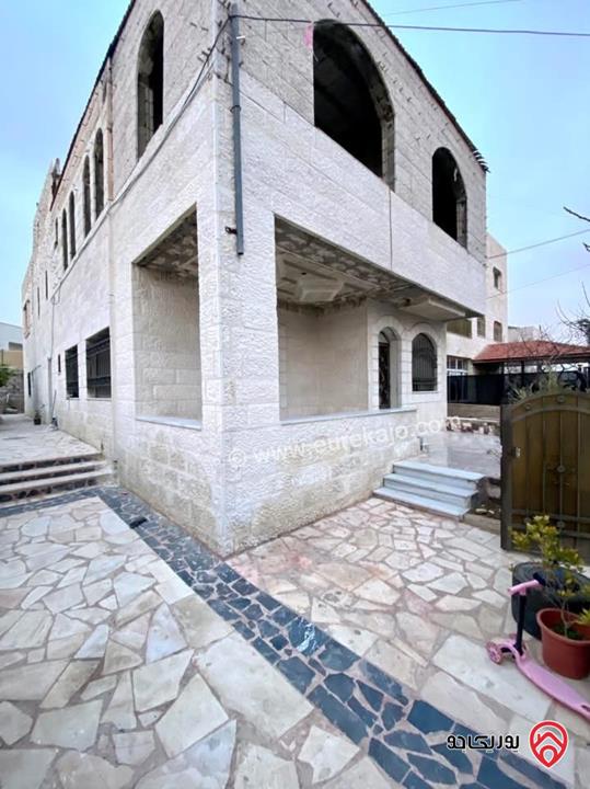 بيت مستقل مساحة 400م على ارض 360م للبيع في عمان - ابو علندا المستندة الطبقة الشرقية 