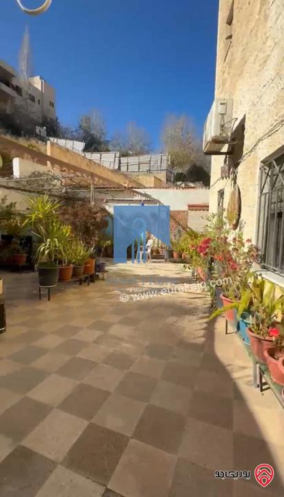 شقة شبه ارضية مساحة 205م مع حديقة وترسات 220م للبيع في عمان - تلاع العلي