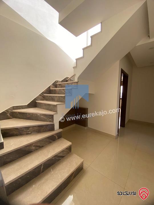 شقة فاخرة للبيع في عمان - أم أذينة قرب أبراج السادس طابق ثالث 162م مع روف دوبلكس 110م لم تسكن