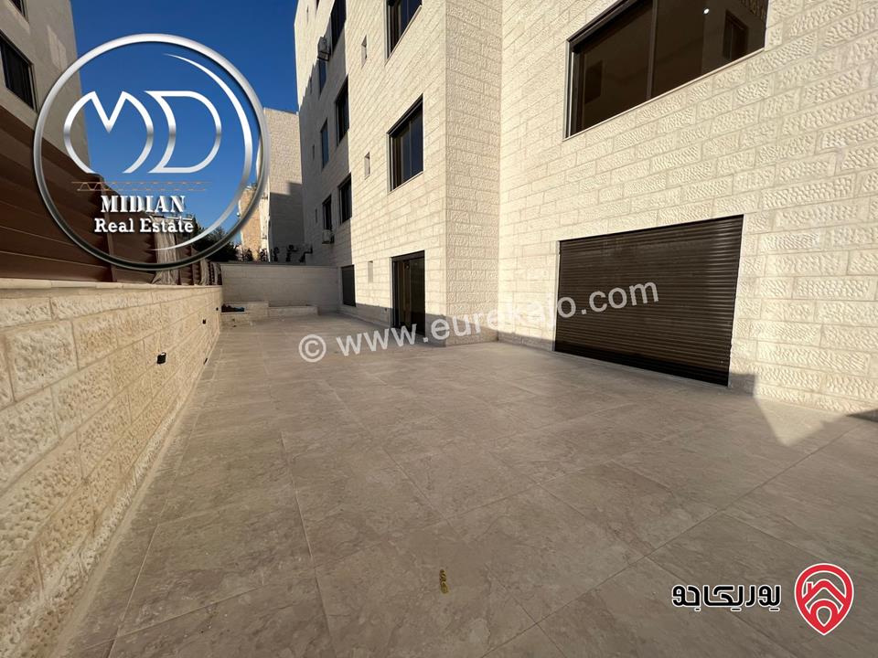 شقة شبه ارضي مساحة 300م مع ترس وحديقة 200م تشطيبات و ديكورات فاخرة جديدة لم تسكن للبيع في عمان - دير غبار 