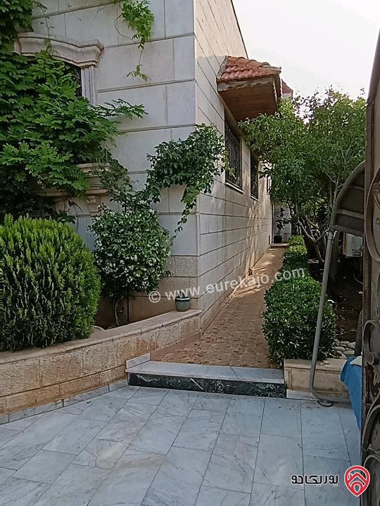 فيلا مساحة 700م على أرض 670م للبيع في عمان - الجبيهة بالقرب من اشارات المنهل والجامعة الاردنية موقع رائع 