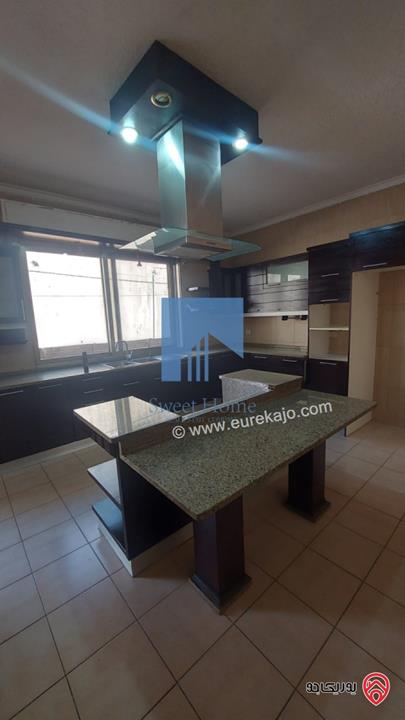 شقة مميزة للبيع في عمان - أم السماق قرب دوار النعيمات طابق اول 250م تشطيب سوبر ديلوكس