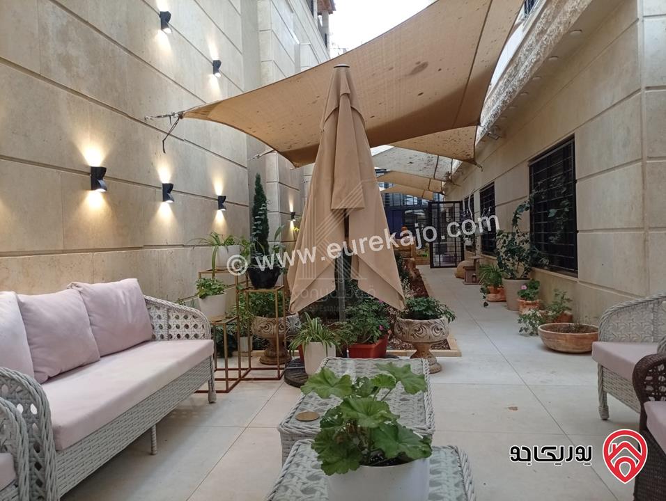 شقة فاخرة شبه أرضية مساحة 221م داخلي و 280م خارجي للبيع في عمان - على طريق المطار