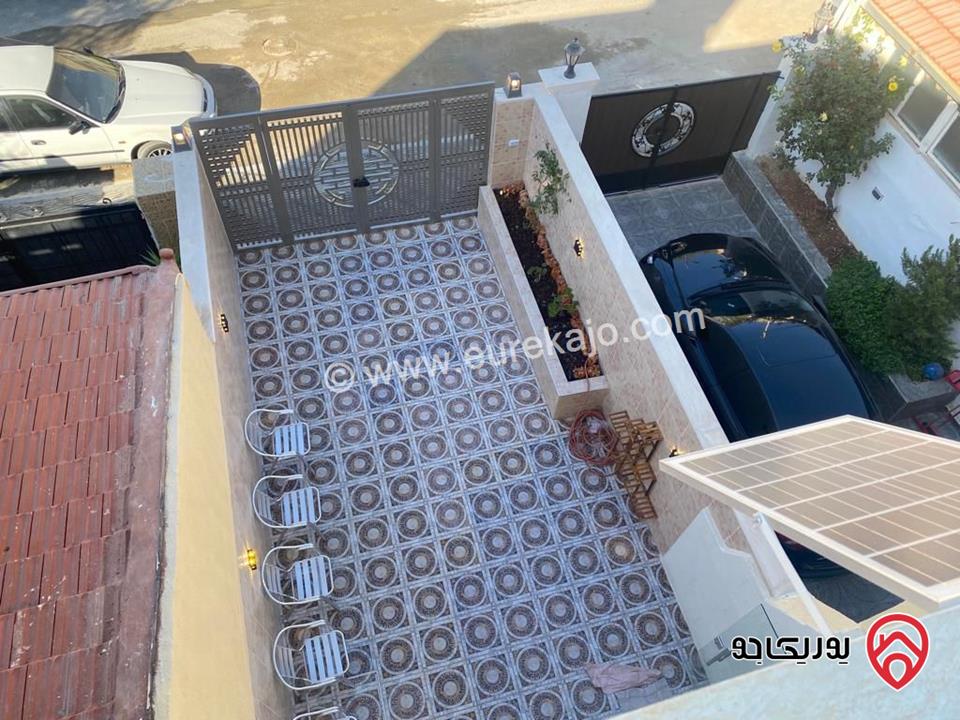 شبه فيلا متلاصقة مفروشة للبيع في عمان - ام السماق مساحة الارض 150م ومساحة البناء 180م بسعر مغري